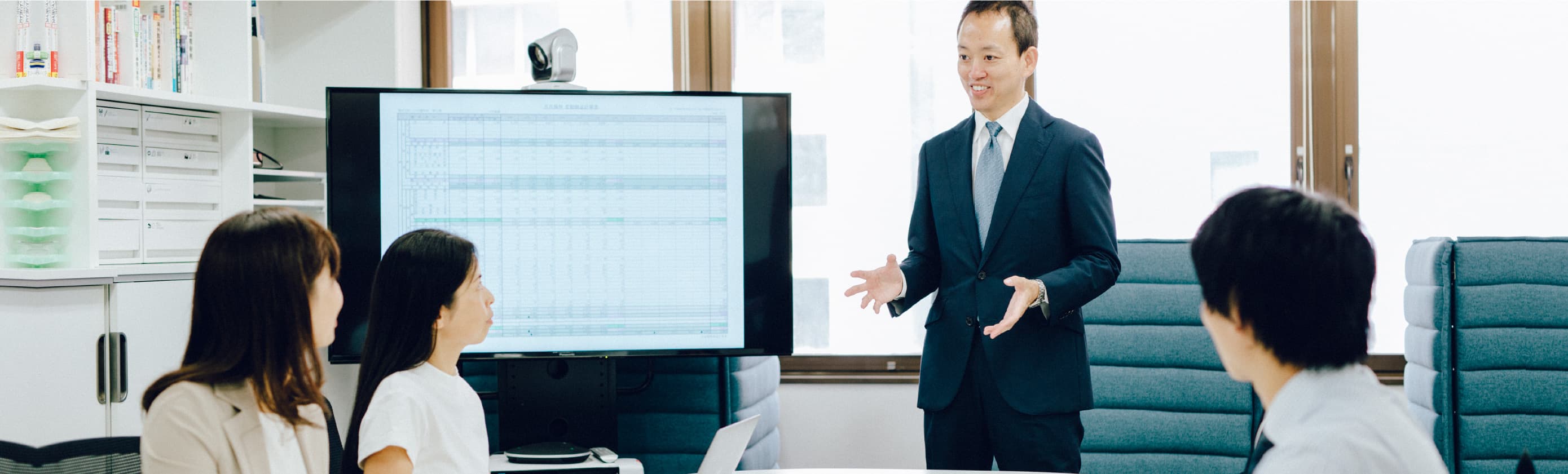 知識を詰め込むだけじゃない。一緒に歩み、答えを引き出すコーチング方式